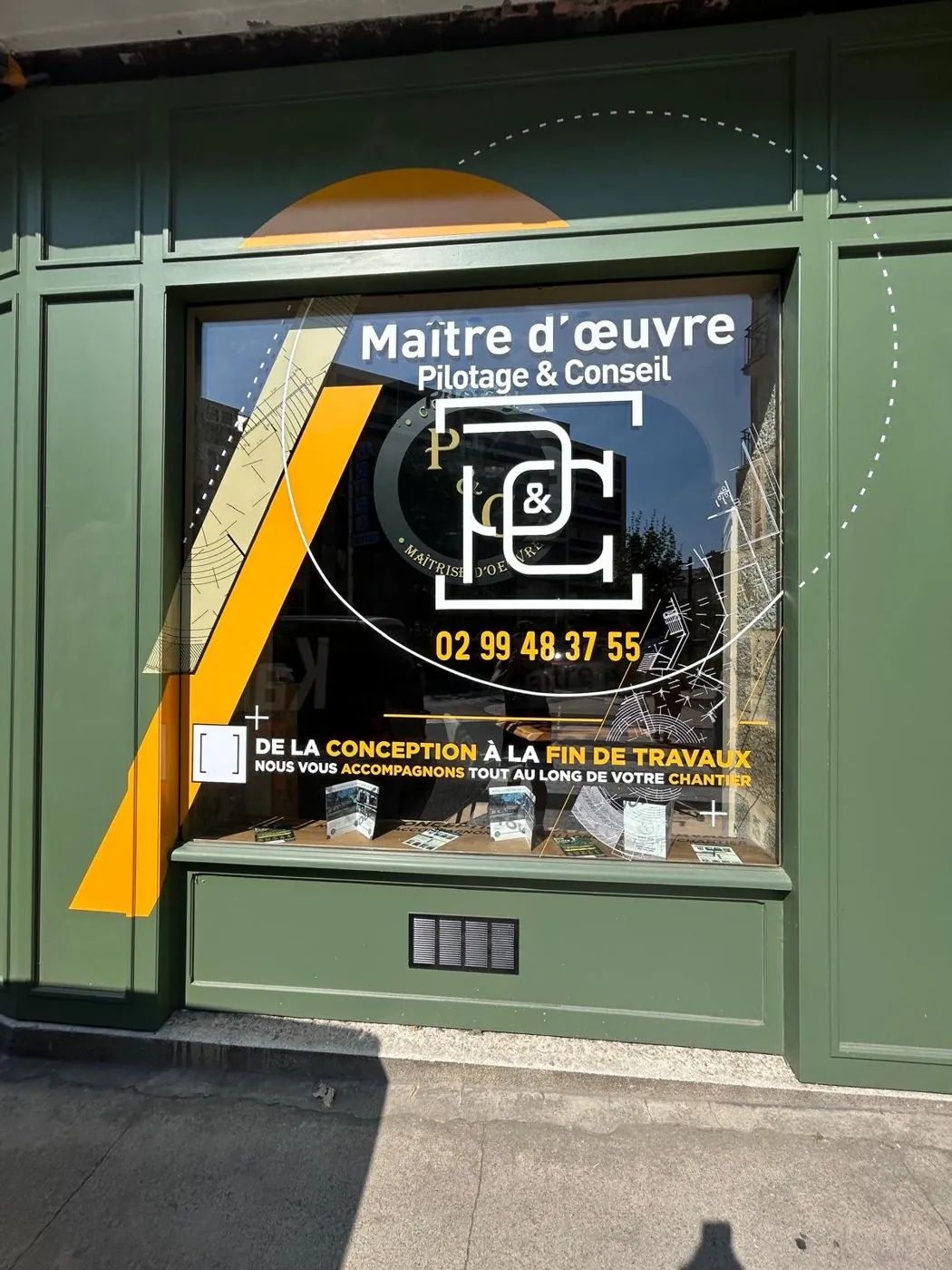 Vitrine de l'agence P&C, maître d'œuvre Rue Jacques Cartier à Dinard